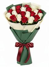 Букет Микс из красных и белых роз в Верхотурье