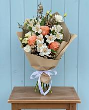 Букет цветов из:  Альстромерии, Лизиантусы, Розы и Хризантемы в Верхотурье