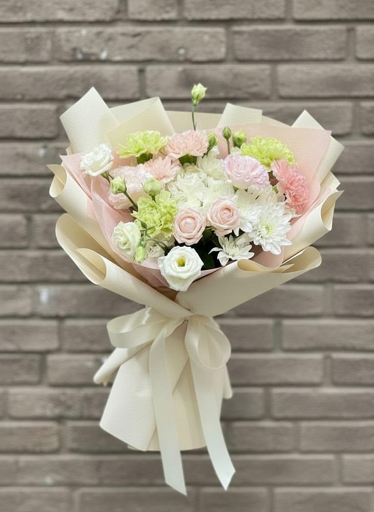 Букет цветов из: Гвоздики, Розы, Лизиантусы и Хризантемы в Верхотурье