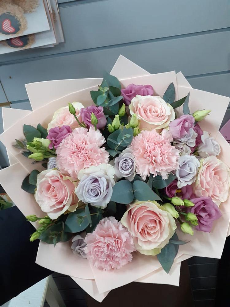 Букет цветов из: Розы, Гвоздики и Лизиантусы в Верхотурье