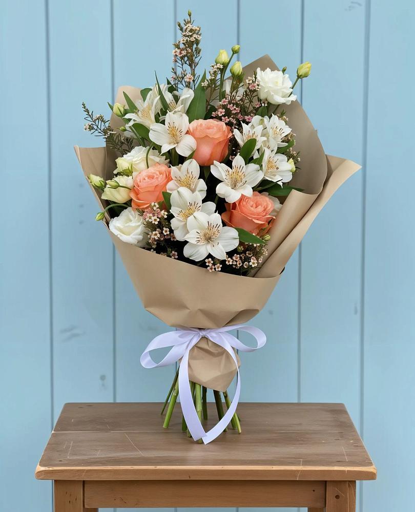 Букет цветов из: Альстромерии, Лизиантусы, Розы и Хризантемы в Верхотурье